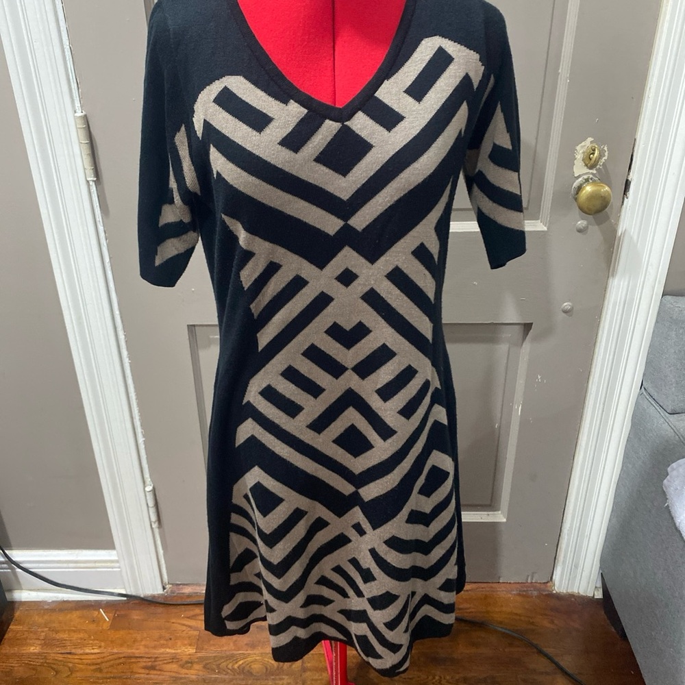 Gabby Skye Black and Tan Geometric Midi Dress